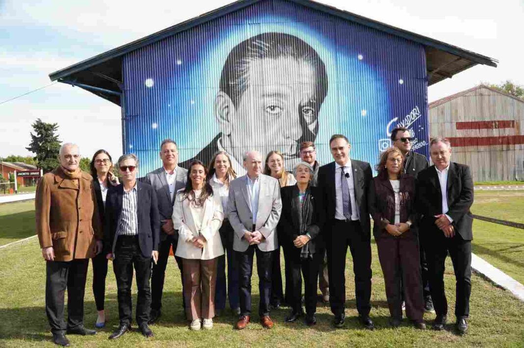 Autoridades y familiares de René Favaloro durante el homenaje en el museo que lleva su nombre en Jacinto Arauz, La Pampa.