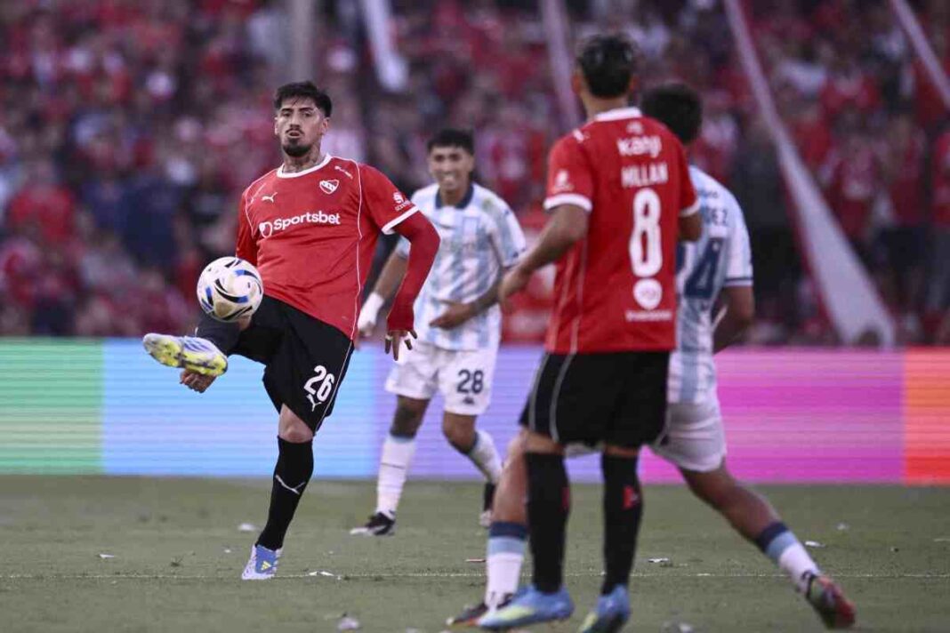 Jugadores de Independiente celebran el gol frente a Racing en el estadio Libertadores de América.