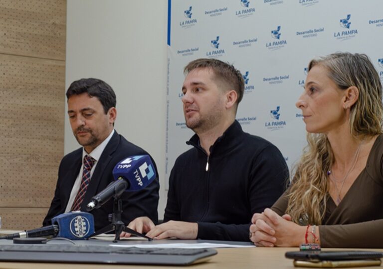 Jóvenes participando en un debate en el recinto de la Legislatura de La Pampa