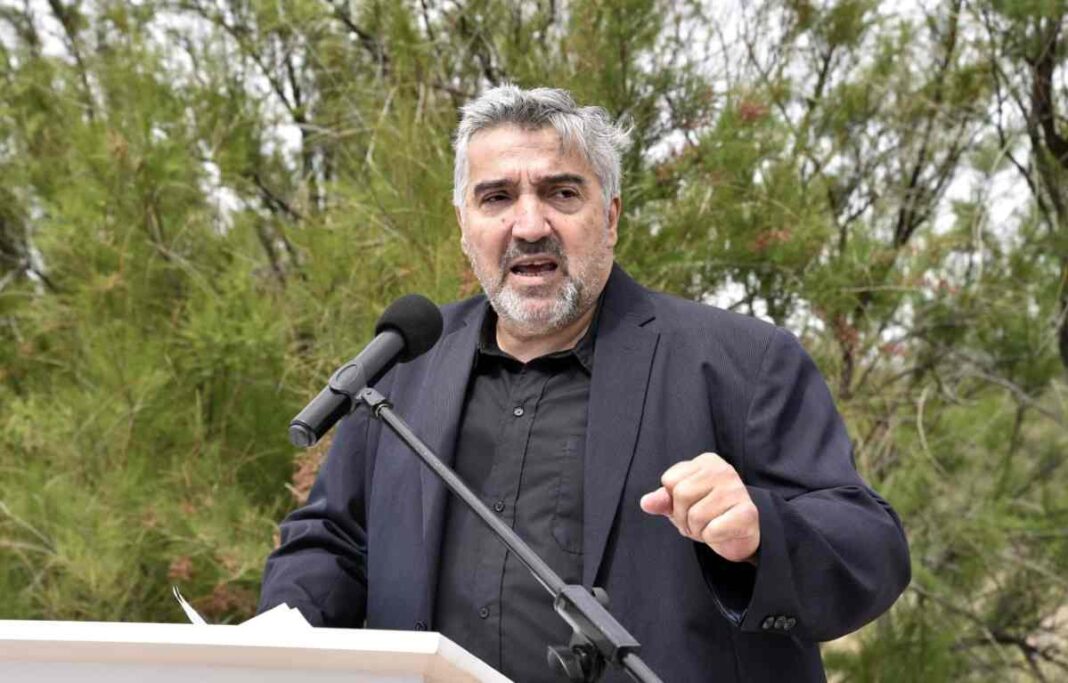 Intendente Guillermo Farana durante una conferencia de prensa.