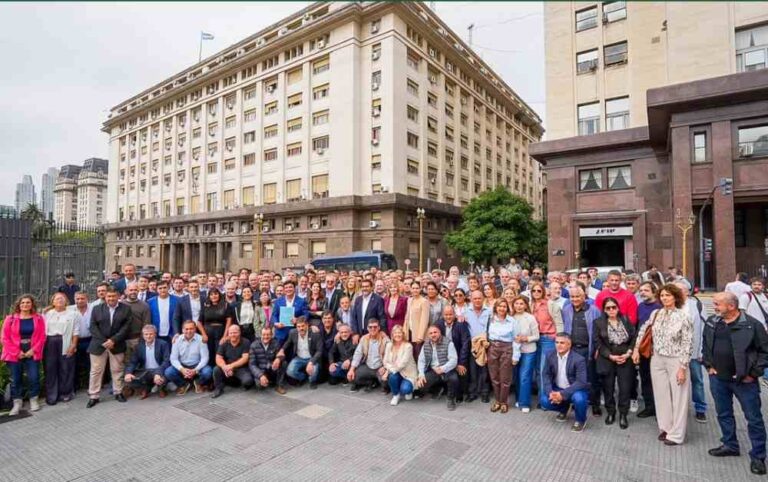 Grupo de intendentes pampeanos durante reunión o movilización