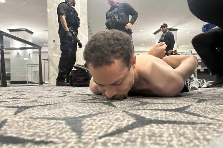 Agentes del Servicio Secreto evacúan a Donald Trump durante un tiroteo en la cena de corresponsales en Washington