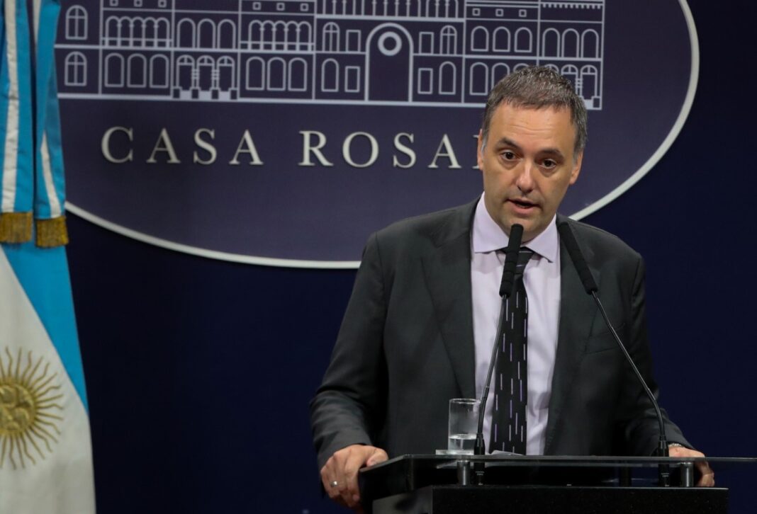 Manuel Adorni, Jefe de Gabinete, en un acto público.