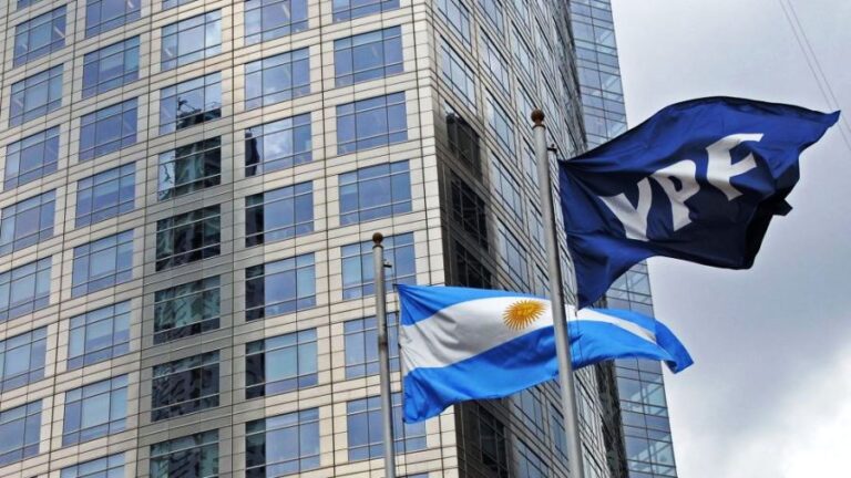 Tribunales de Justicia de Estados Unidos con bandera argentina y logo de YPF en un concepto gráfico.