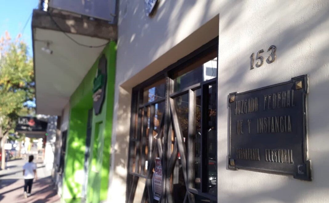 Ilustración de una balanza de la justicia sobre un mapa de la provincia de La Pampa.