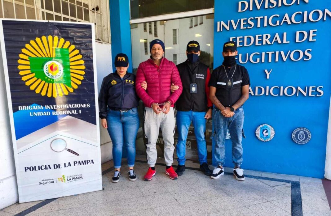 Ilustración de una balanza de la justicia, representando el caso judicial en La Pampa.