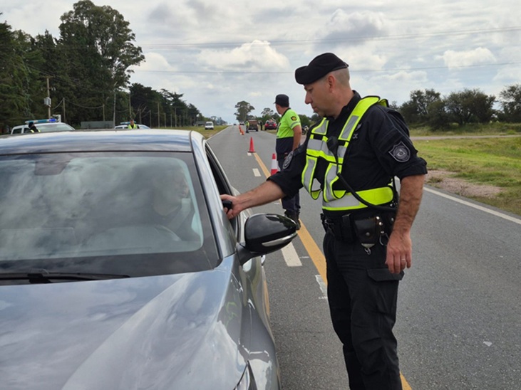 Agente de tránsito realizando un control de alcoholemia en una ruta de La Pampa