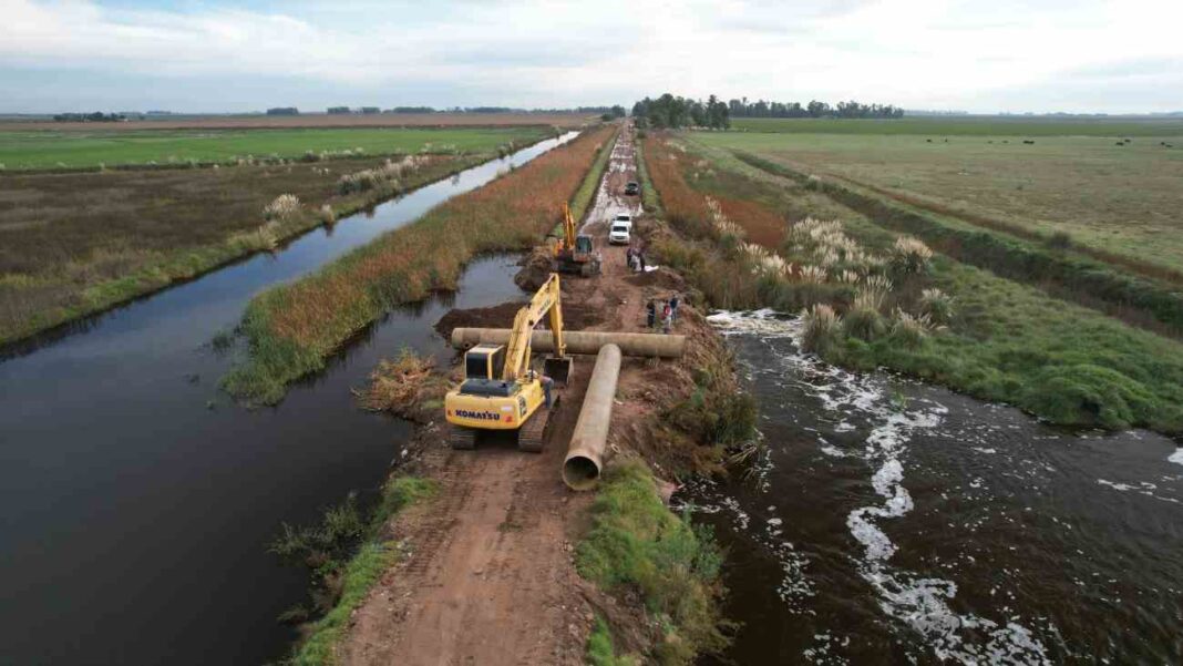 Funcionarios e intendentes recorren el camino del Meridiano V para inspeccionar obras de escurrimiento hídrico.