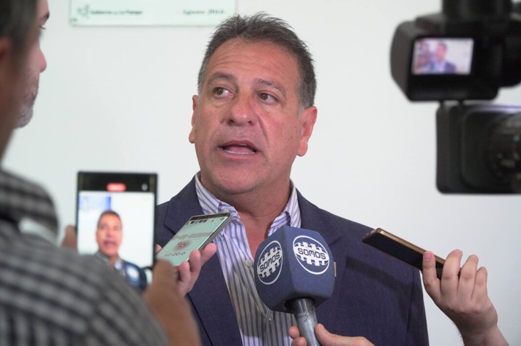 Ministro Pascual Fernández durante una declaración sobre rutas nacionales