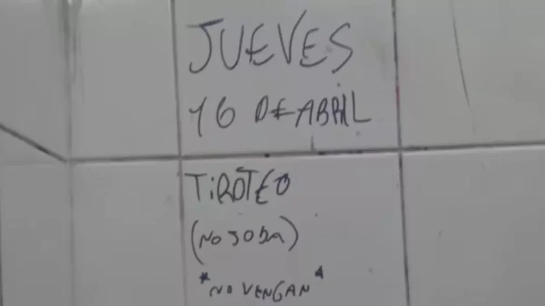 Ilustración de un edificio escolar con un símbolo de seguridad y un mapa de la provincia de La Pampa de fondo.