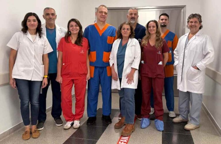 Equipo médico del Hospital René Favaloro durante una cirugía de cardiopatía congénita
