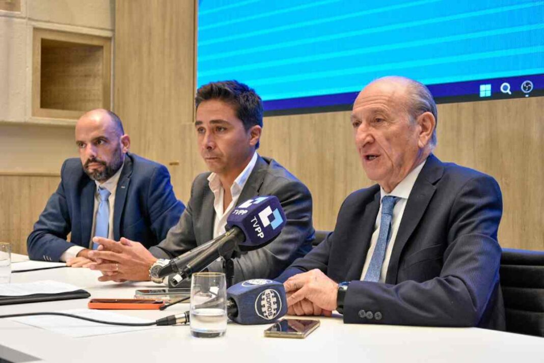 Autoridades provinciales durante el acto de licitación de la obra en el Hospital Lucio Molas de Santa Rosa, La Pampa