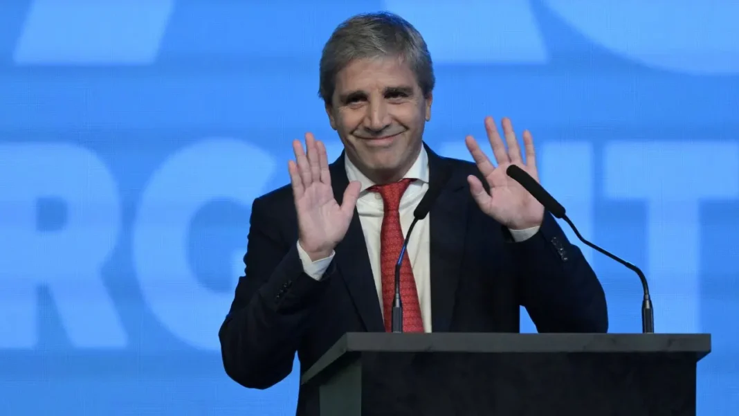 Luis Caputo, ministro de Economía, durante una entrevista televisiva.