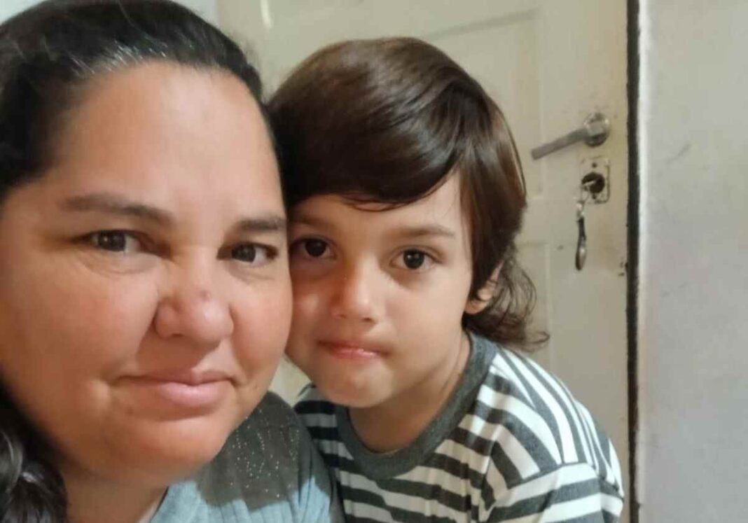 Madre con su hijo autista en la vereda de la Escuela 2 de Santa Rosa