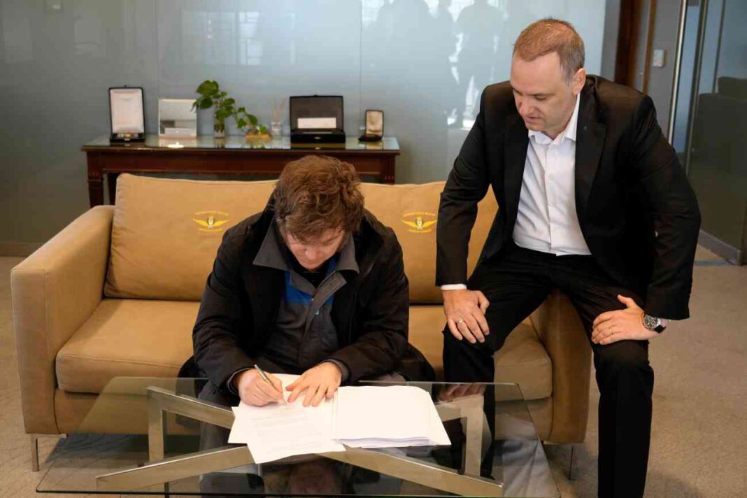 Manuel Adorni, jefe de Gabinete, durante una conferencia de prensa.