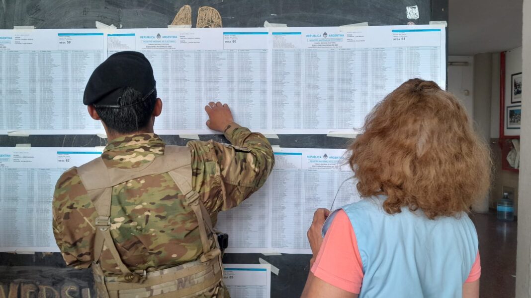 Ilustración de una boleta electoral y un sobre de votación sobre un mapa de la provincia de La Pampa.