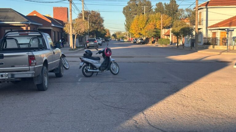 Ilustración de una intersección vial en Santa Rosa, La Pampa, representando un escenario de tránsito.