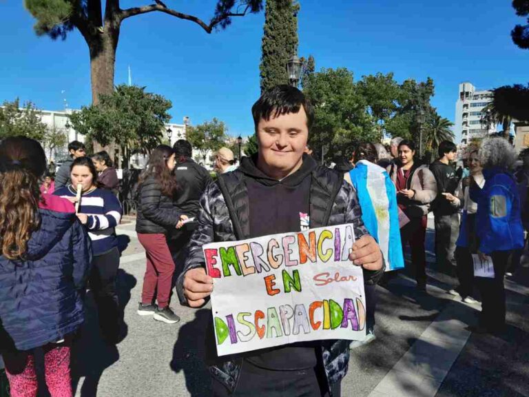 Manifestantes durante la movilización por el área de discapacidad en el centro de Santa Rosa, La Pampa.