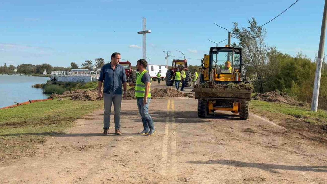 Intendente Luciano Di Nápoli supervisando tareas en avenida Arturo Illia tras el temporal en Santa Rosa, La Pampa.