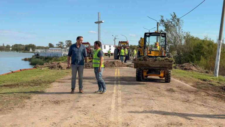 Intendente Luciano Di Nápoli supervisando tareas en avenida Arturo Illia tras el temporal en Santa Rosa, La Pampa.