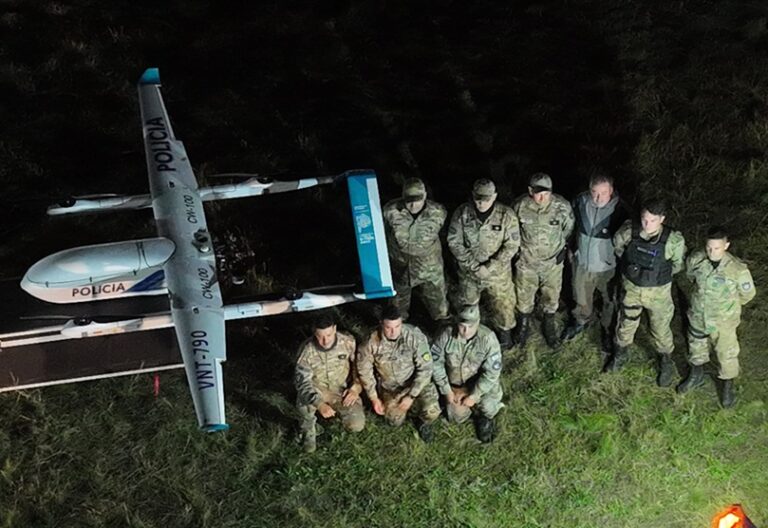 Dron sobrevolando campo pampeano durante operativo de seguridad rural