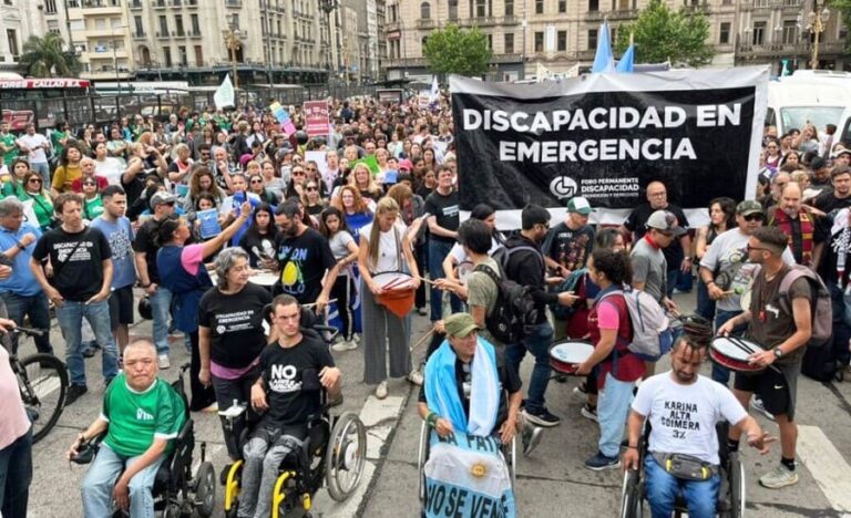 Representantes del Foro de Discapacidad durante una reunión o entrega de documento.