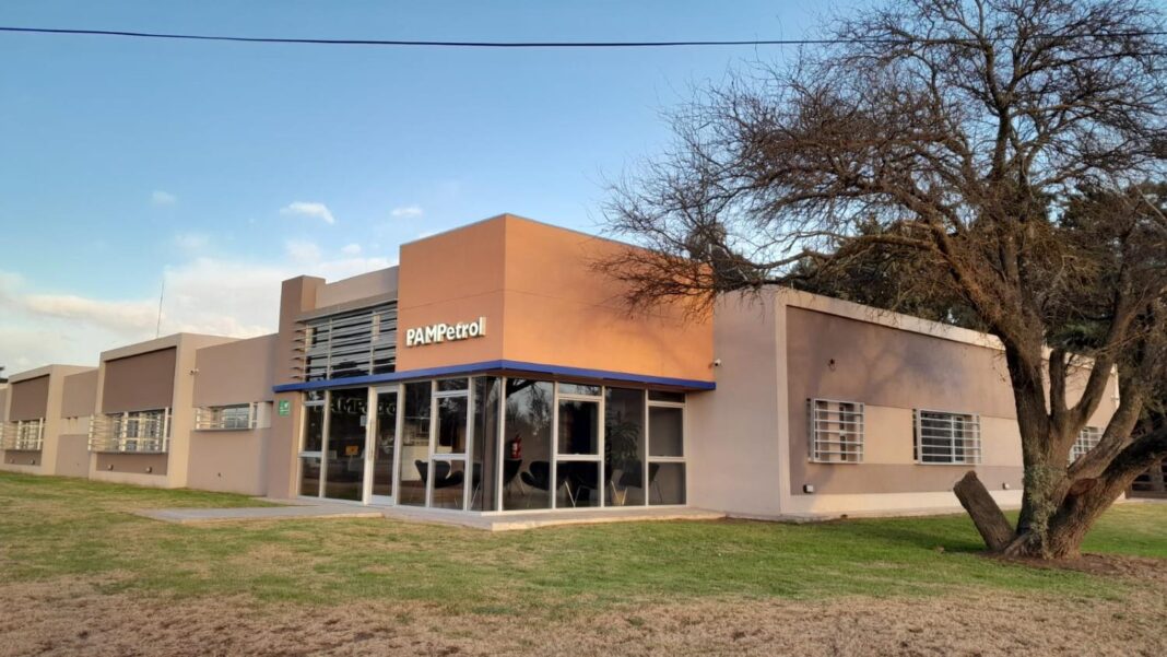Logotipo de Pampetrol y una imagen representativa de una torre de extracción de petróleo junto a paneles solares.