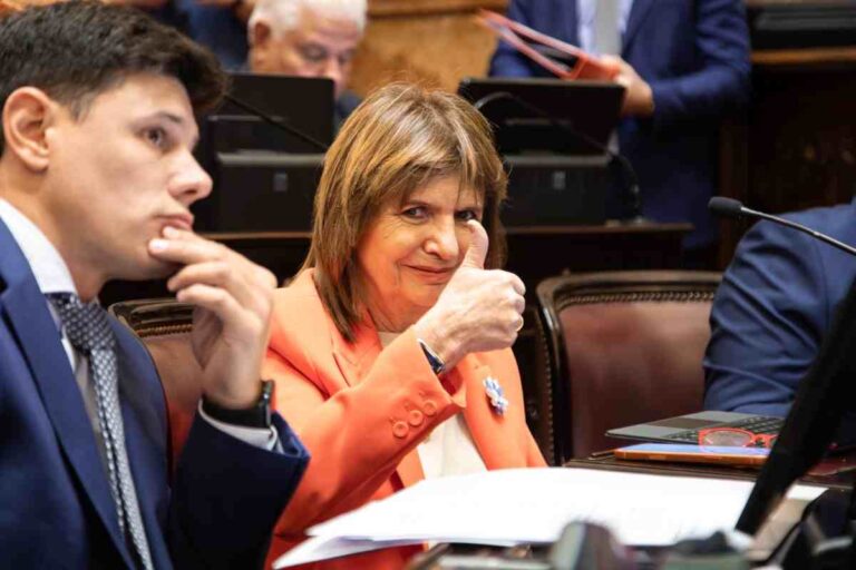Patricia Bullrich hablando en un evento empresarial.