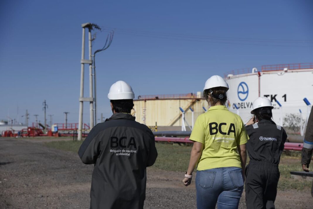 Mapa esquemático de las provincias de Mendoza y La Pampa con ubicación de áreas petroleras mencionadas.