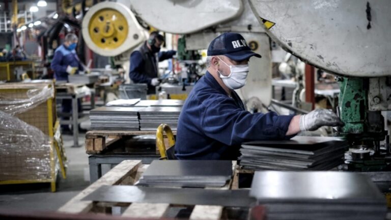 Gráfico de caída del empleo industrial en Argentina desde diciembre de 2023