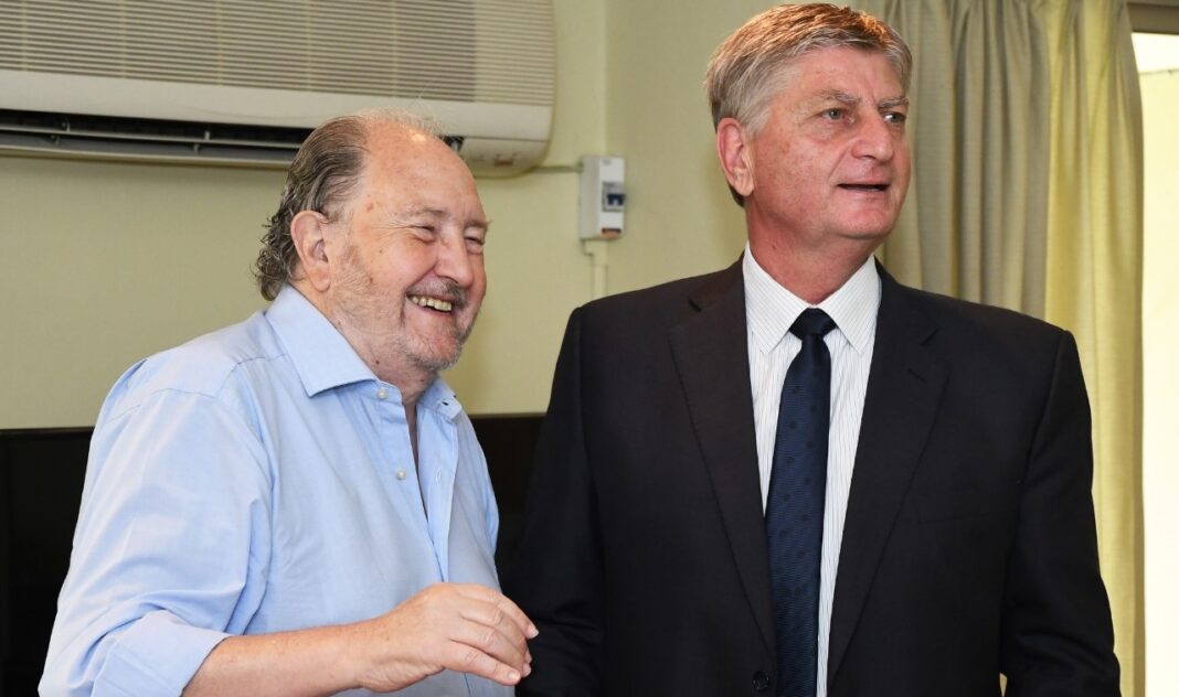 Mapa de la provincia de La Pampa con superposición de símbolos políticos.