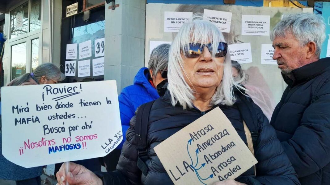 Grupo de personas mayores conversando, representando a los afiliados al PAMI en La Pampa.