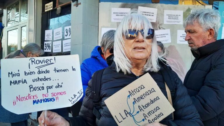Grupo de personas mayores conversando, representando a los afiliados al PAMI en La Pampa.