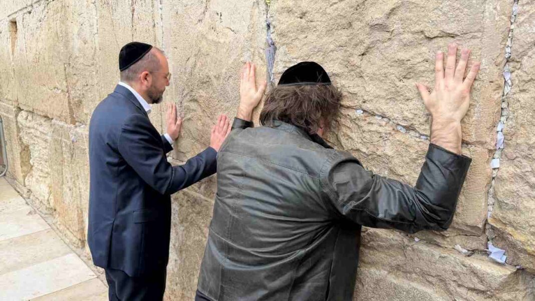 El presidente Javier Milei durante su visita al Muro de los Lamentos en Jerusalén, Israel.