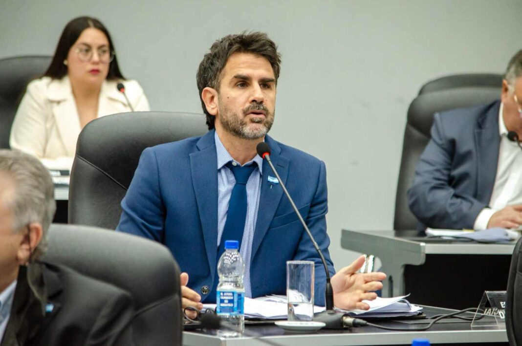 Diputado Espartaco Marín durante una exposición legislativa.