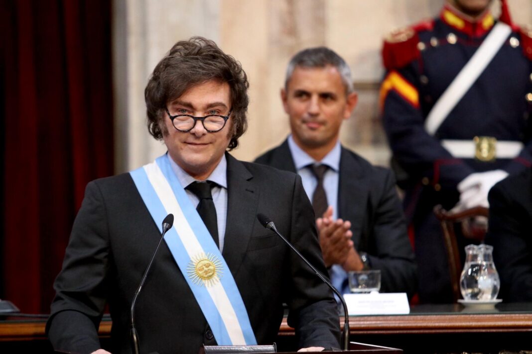 Sesión en el Congreso de la Nación Argentina con diputados debatiendo