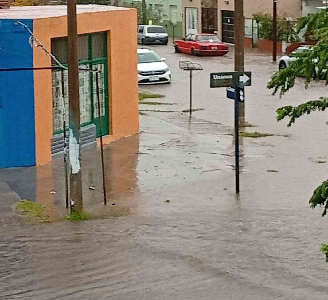 Calles de Santa Rosa con anegamiento tras la tormenta