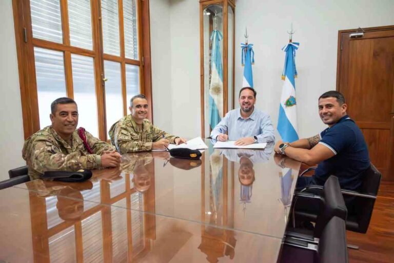 Trabajos de excavación en el relleno sanitario de Santa Rosa con maquinaria municipal y del Ejército