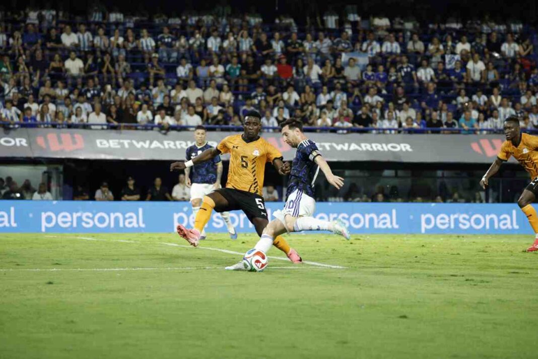 Jugadores de la Selección Argentina celebrando un gol durante el partido amistoso contra Zambia en La Bombonera.