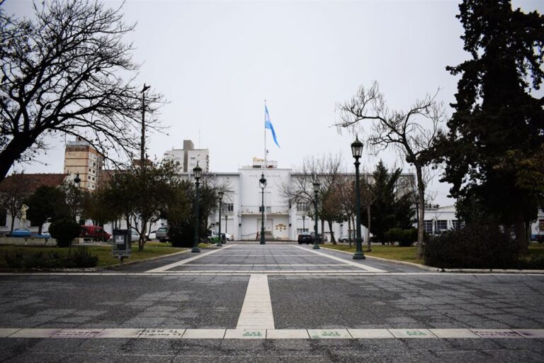 Recinto del Concejo Deliberante de Santa Rosa vacío durante una sesión.