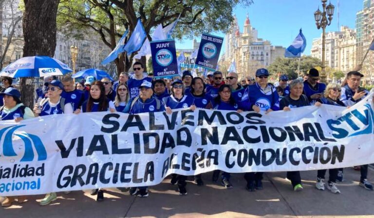 Trabajadores viales en una ruta nacional durante tareas de mantenimiento.