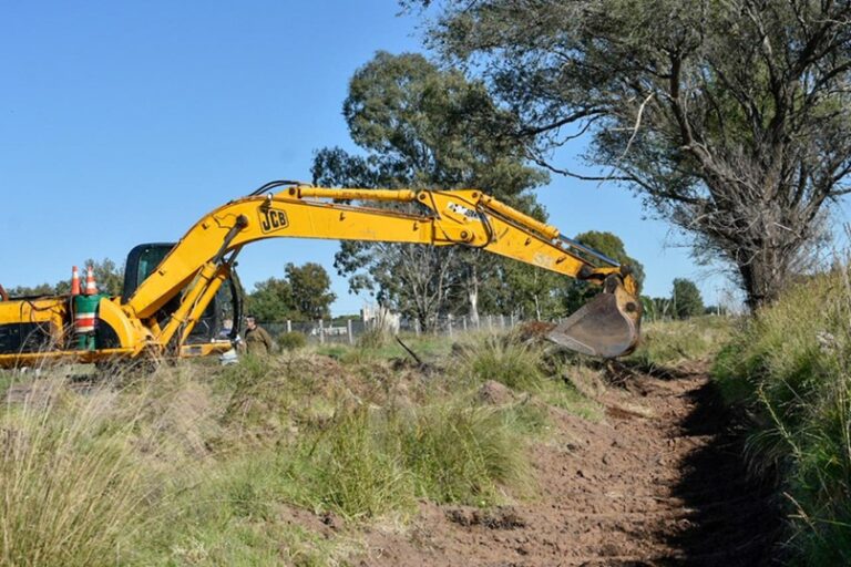 Trabajos de limpieza de canales pluviales en Speluzzi, La Pampa