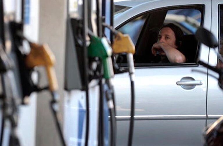Surtidor de combustible con precios en Santa Rosa