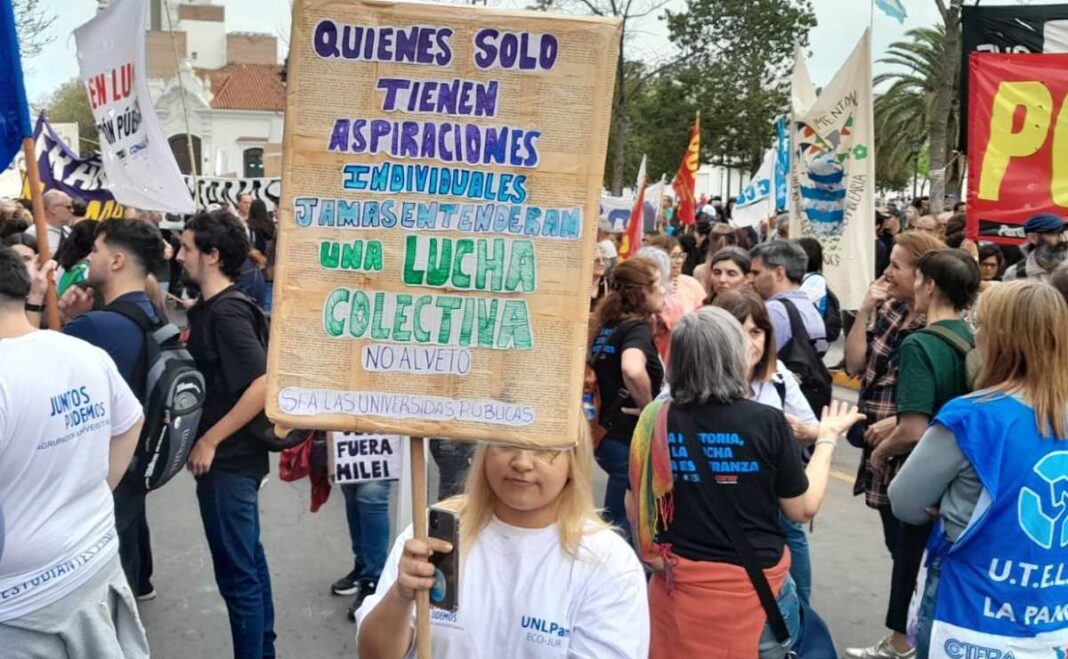 Docentes universitarios en una marcha con carteles reclamando salarios justos