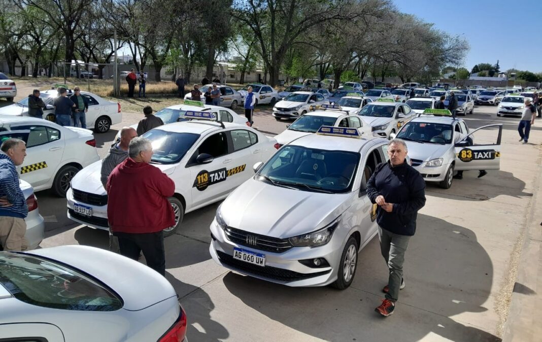 Taxistas en Santa Rosa durante reunión con concejales para pedir emergencia del servicio