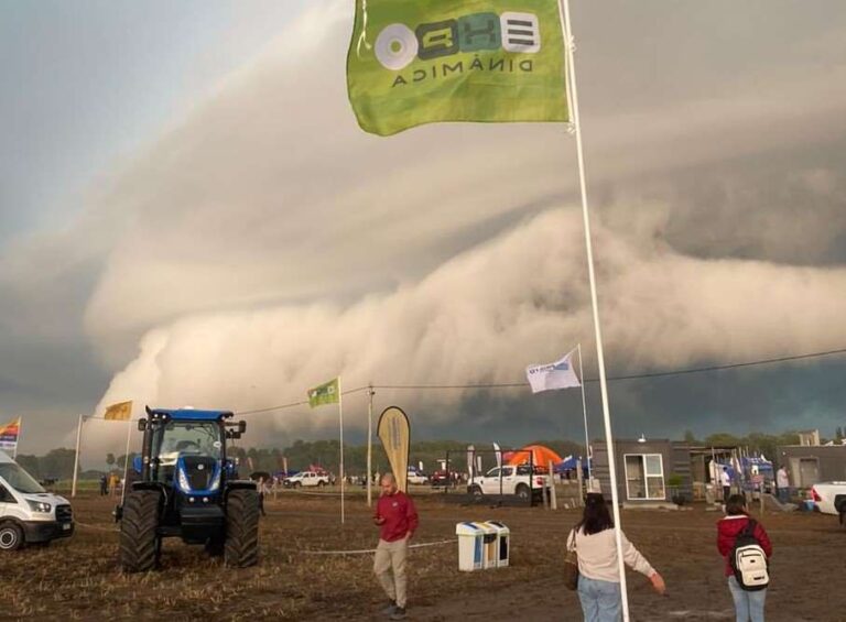 Fotografía de la tormenta acercándose al predio de la Expo Dinámica en Santa Rosa, La Pampa.