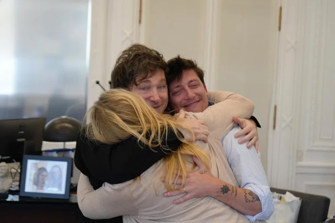 Ilustración de un mapa de Argentina con símbolos de debate político en el área de la Casa Rosada.