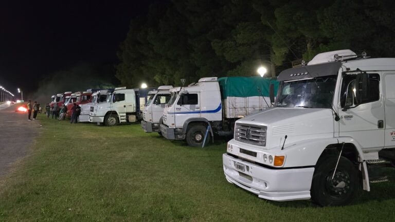 Camiones y transportistas concentrados en la Ruta 35 a la altura de Eduardo Castex, La Pampa.