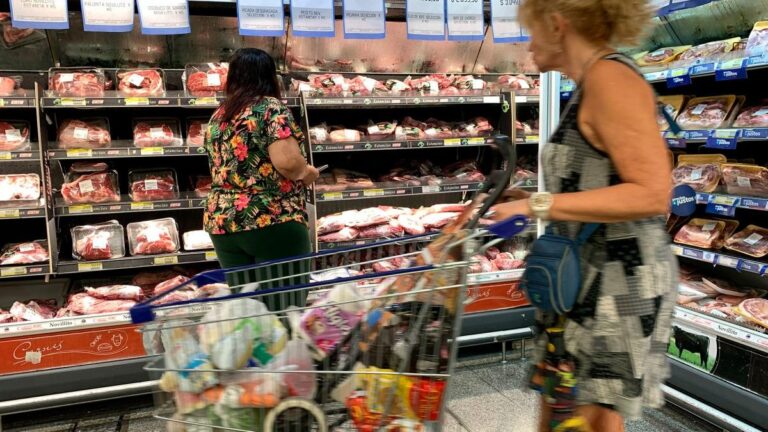Estanterías de supermercado con productos y precios visibles