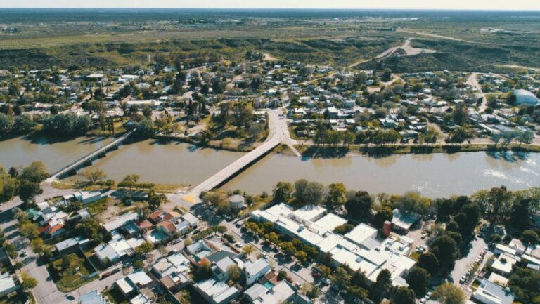 Puente de la ruta nacional 22 sobre el río Colorado durante tareas de inspección.